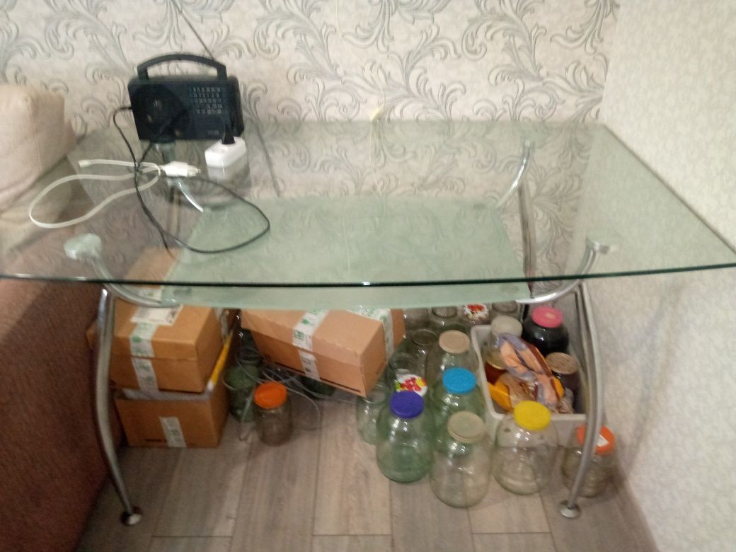 Скляний прозорий стіл