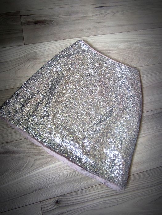 Piękna cekinowa spódnica