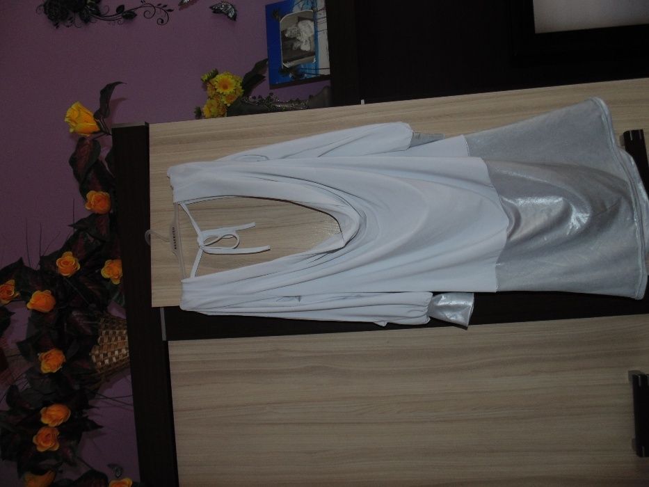 sukienka biała z gołymi plecami..