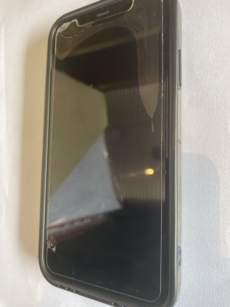 Vendo iphones 11 com 128 g / Carregador Contactless.