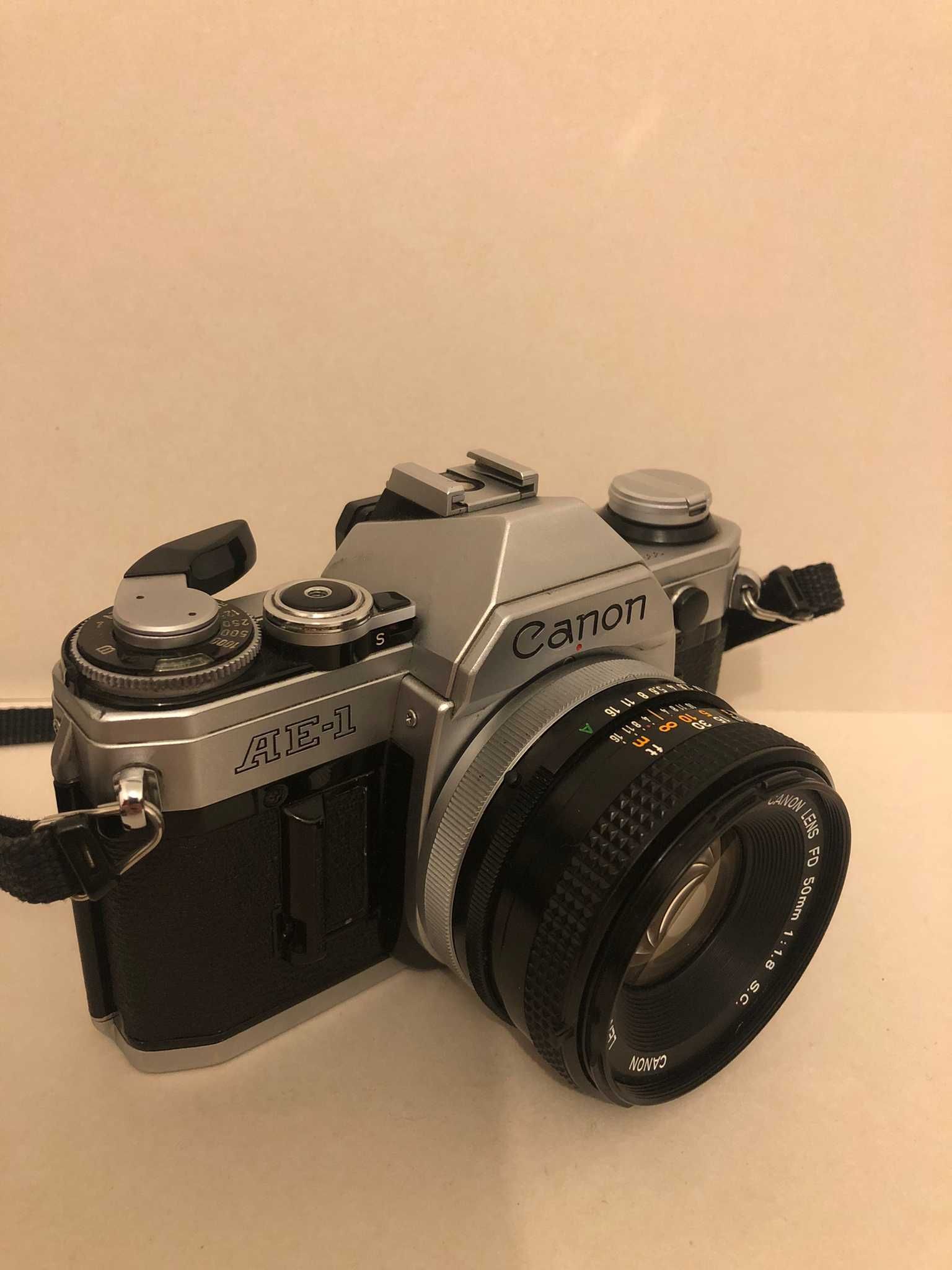 Canon AE-1 com objetiva 50mm