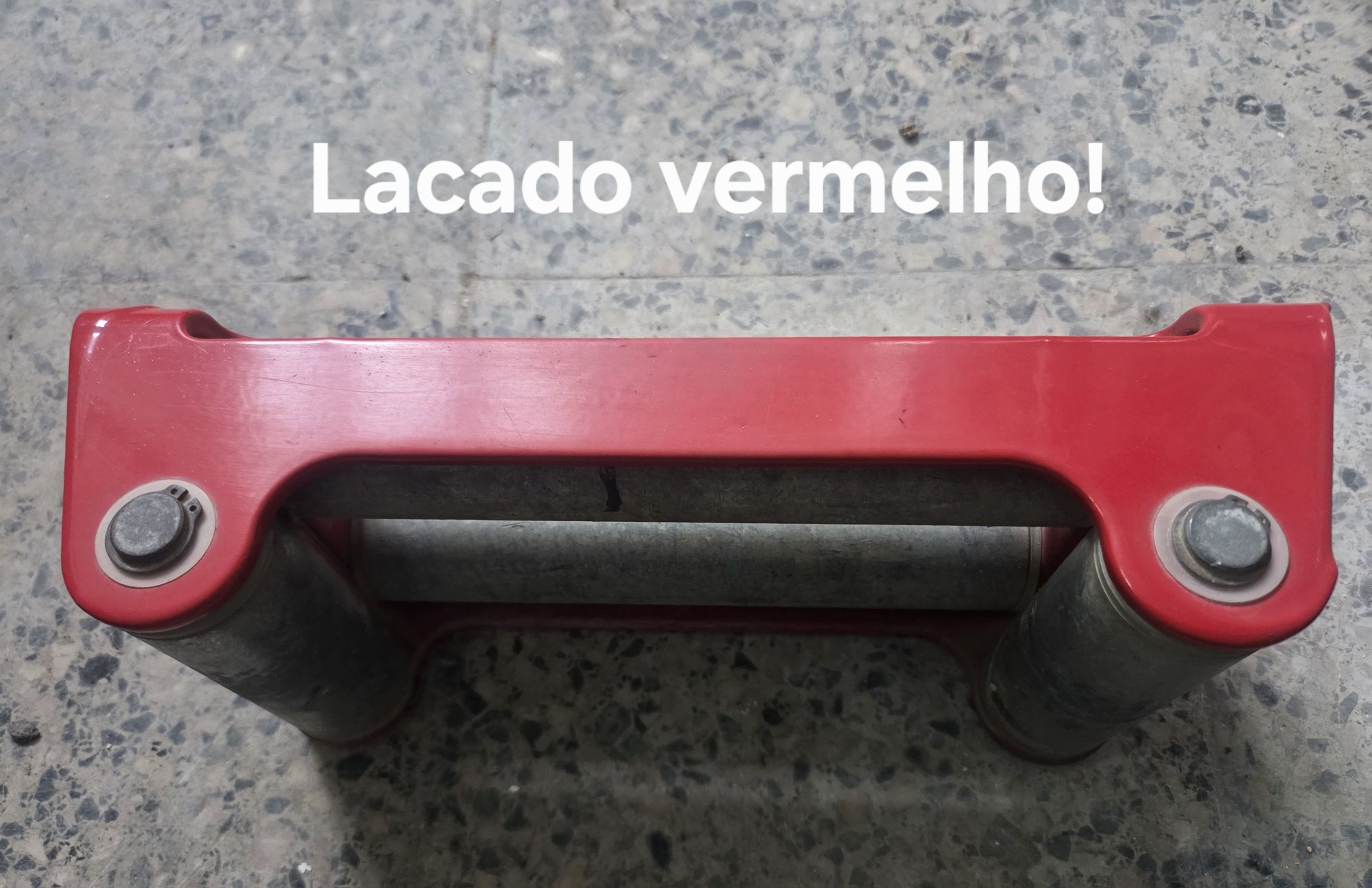 Guia de rolos WARN vermelho lacado.