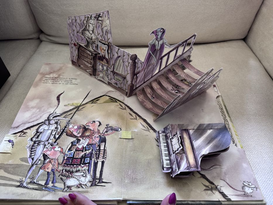 Livro tridimensional - Escola das Trevas