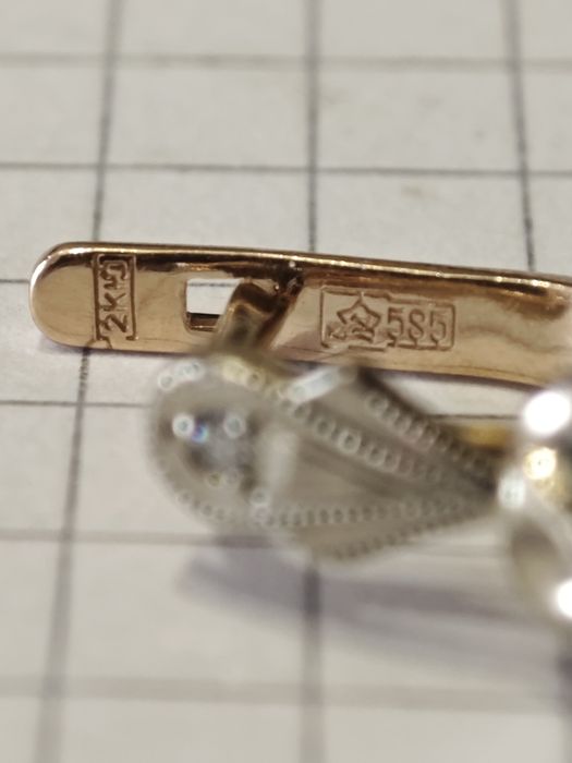 Золоті сережки з діамантами, 585 проба.