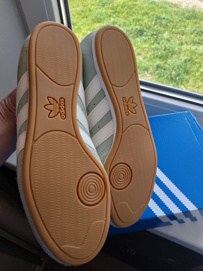 Жіночі кросівки Adidas Taekwondo.