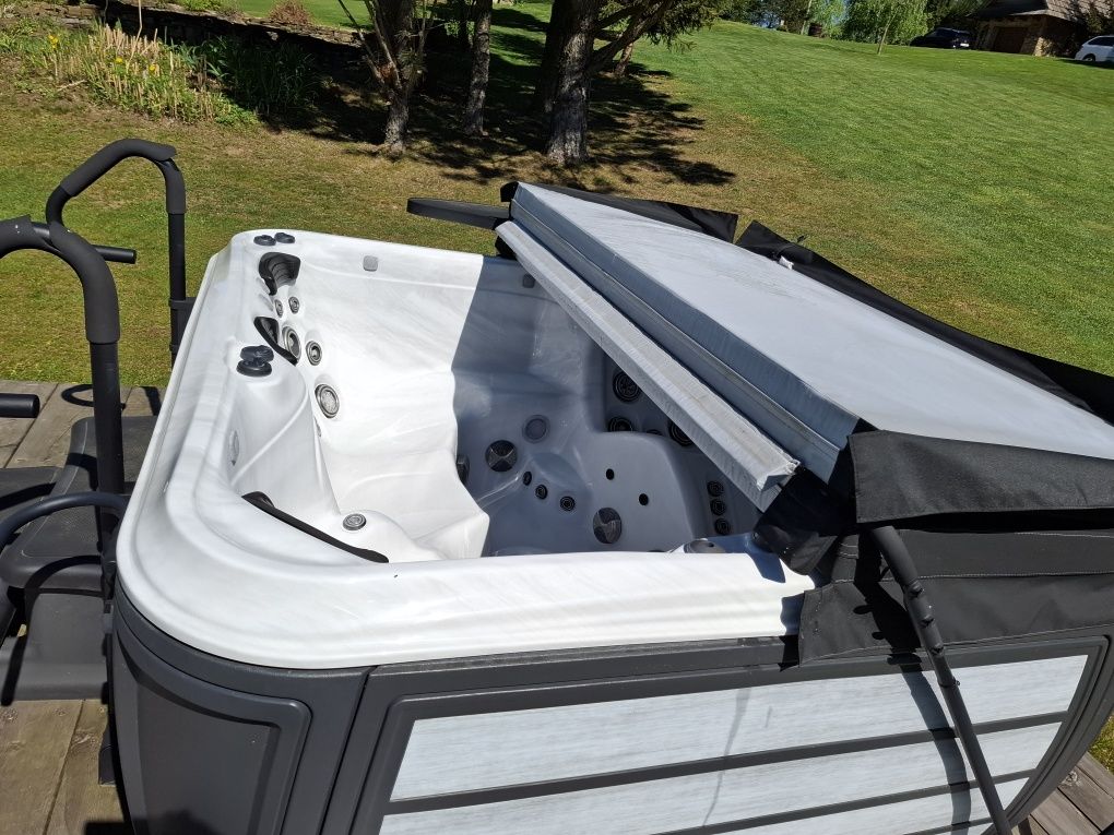 Jacuzzi  Sunrise Spas Ultimate Collection