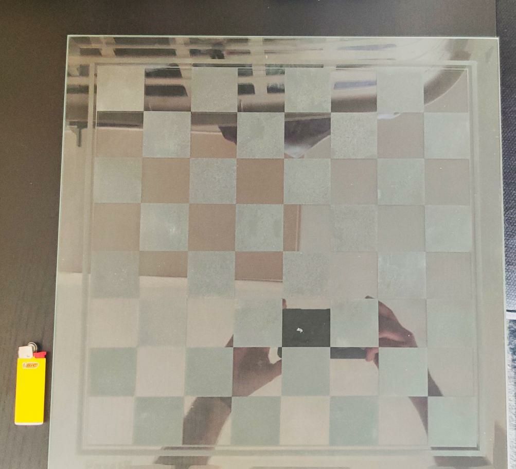 Jogo de xadrez com tabuleiro e peças em vidro fosco