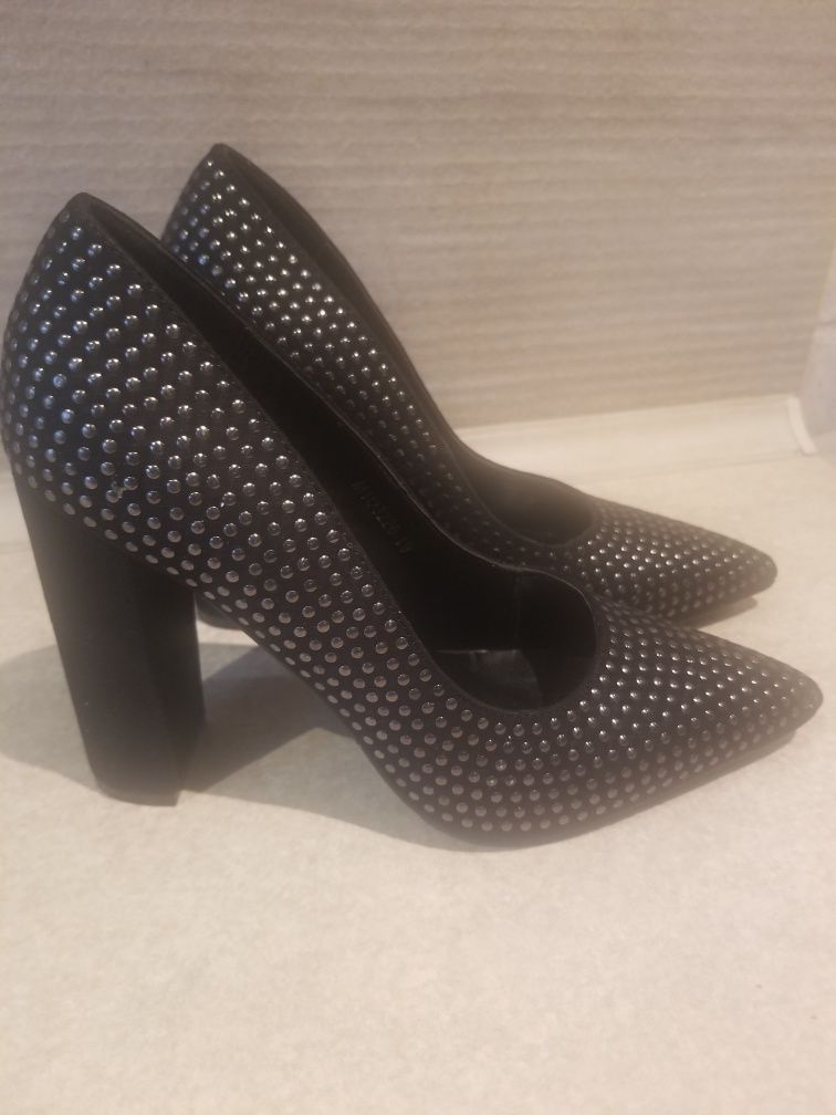 Czarne buty na obcasie 37r.