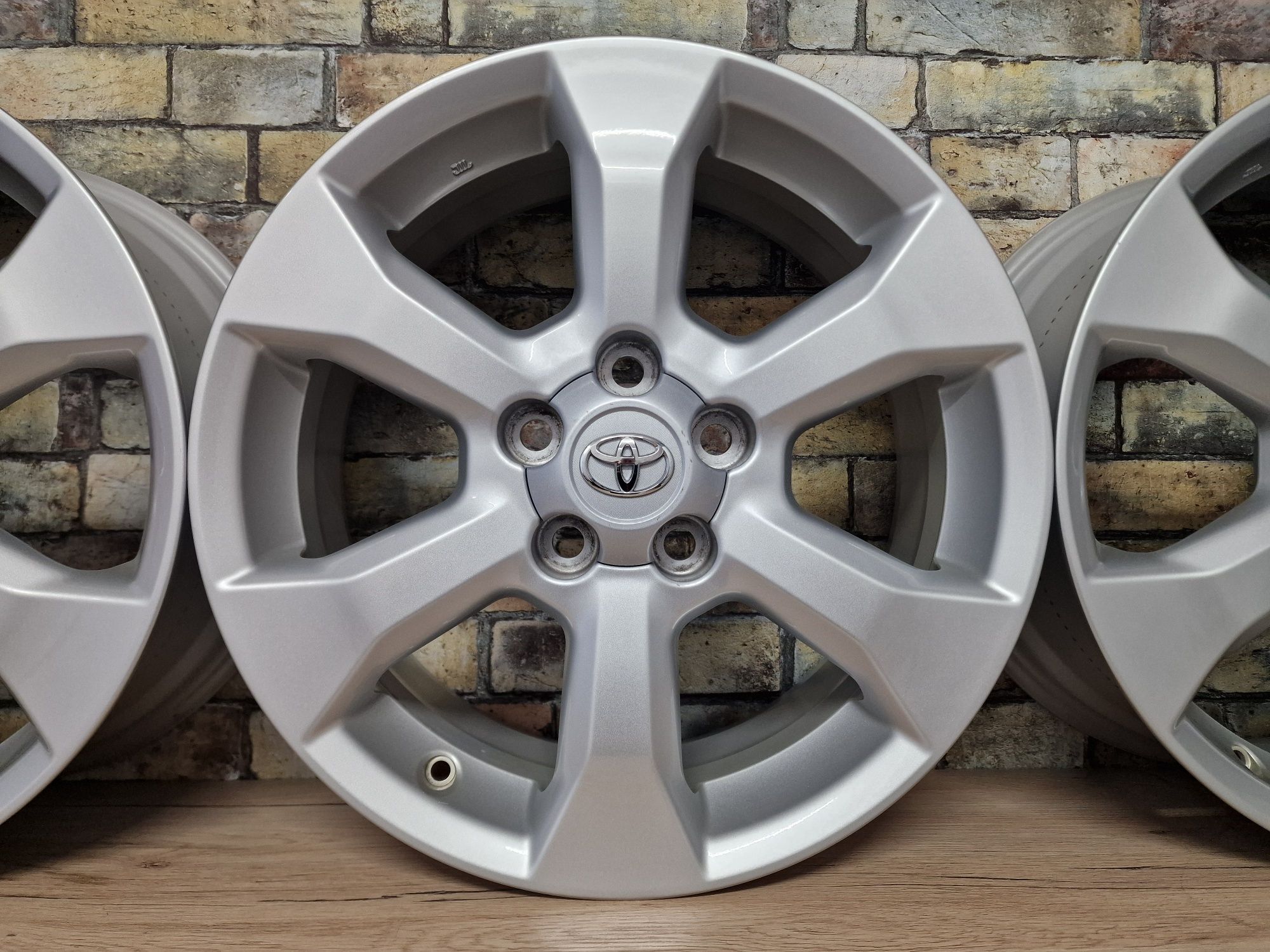 Felgi 17' 5x114,3 TOYOTA Auris Avensis Camry C-HR Corolla RAV-4 Prius