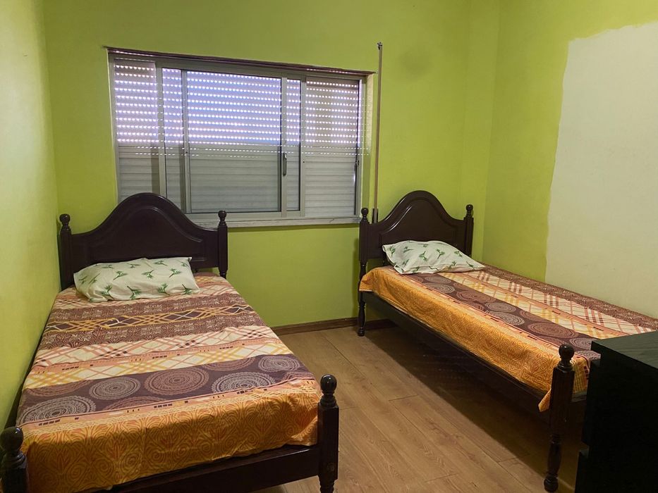 Quarto acolhedor e mobilado