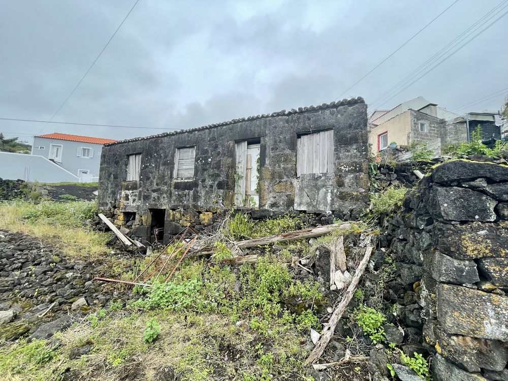 Casa com terreno para reconstrução