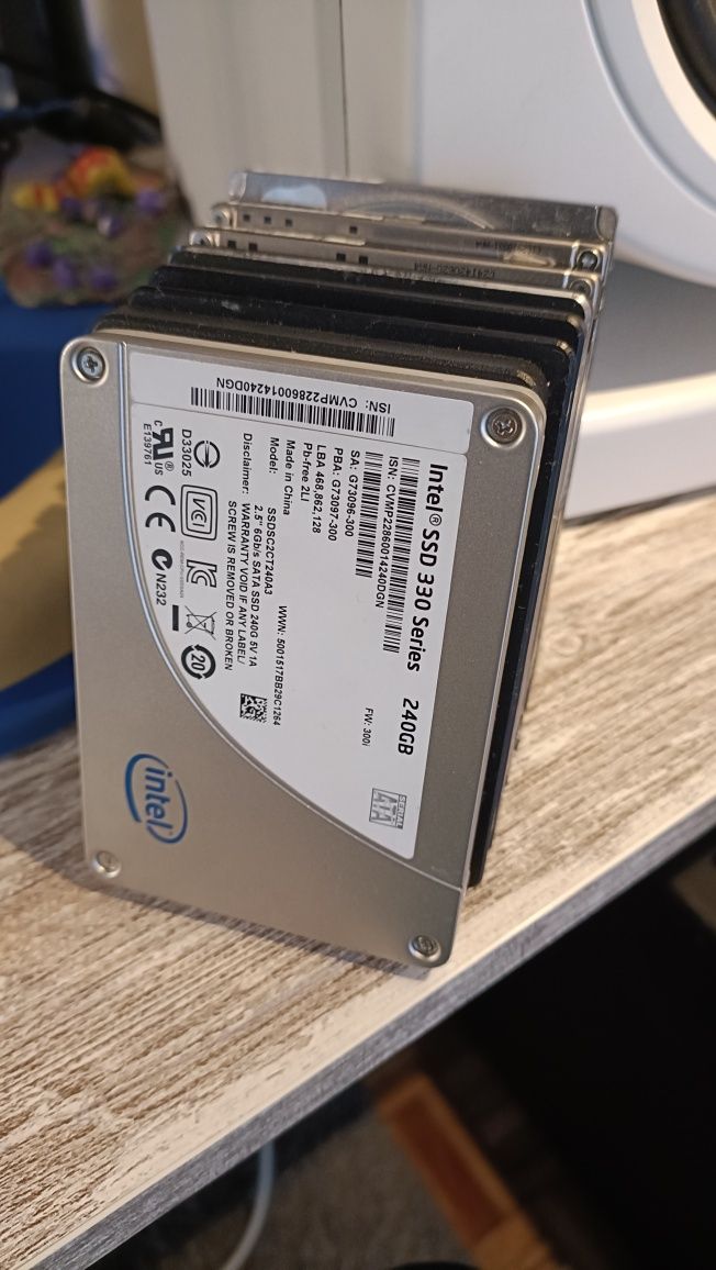 Discos SSD e mecânicos.