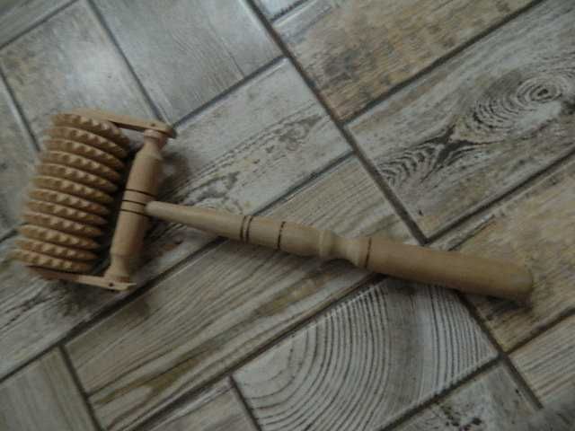 Массажер с ручкой. дерево.