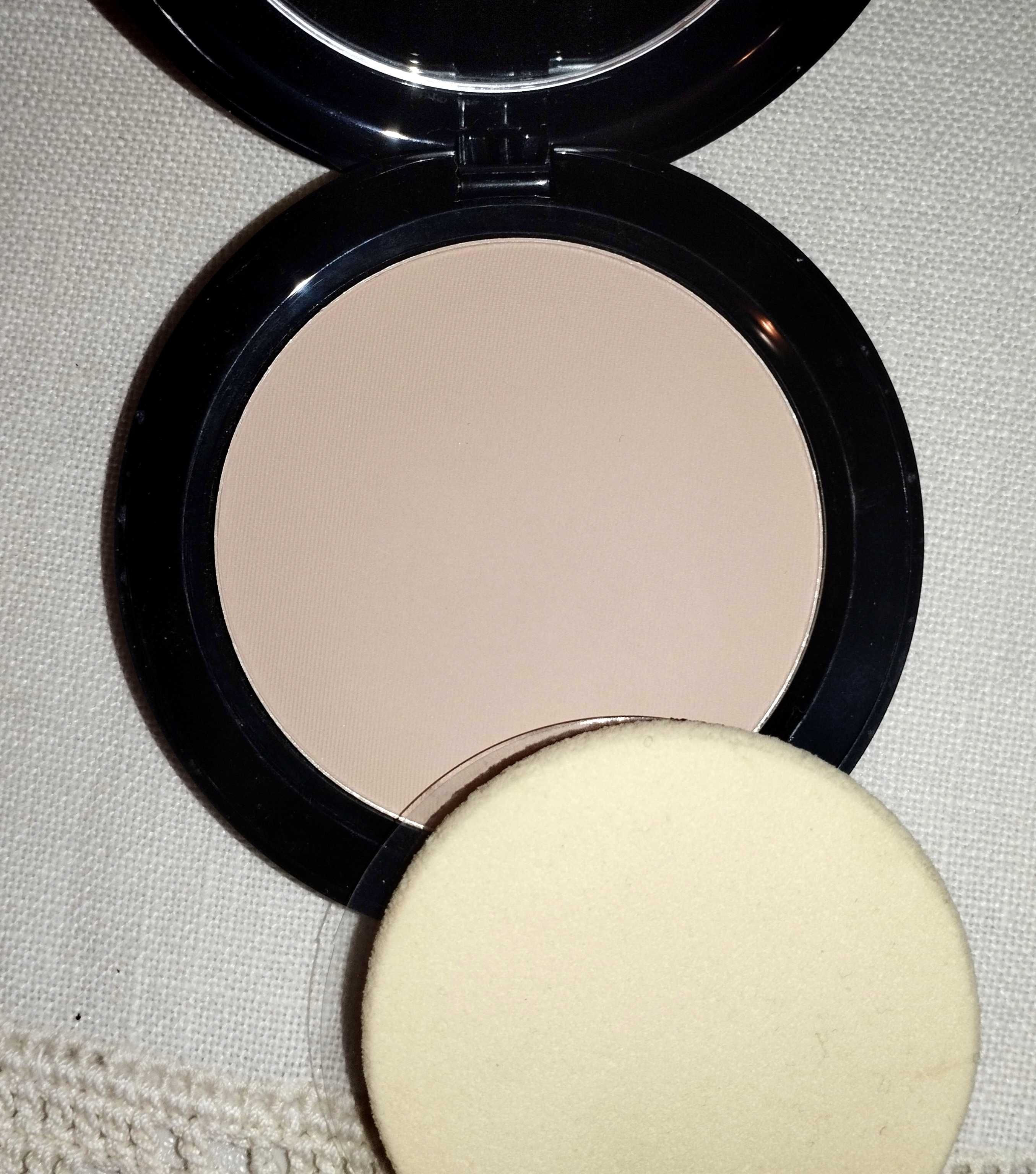 Компактна пудра IsaDora Velvet Touch spf 20. Тон 61 - Neutral Ivory