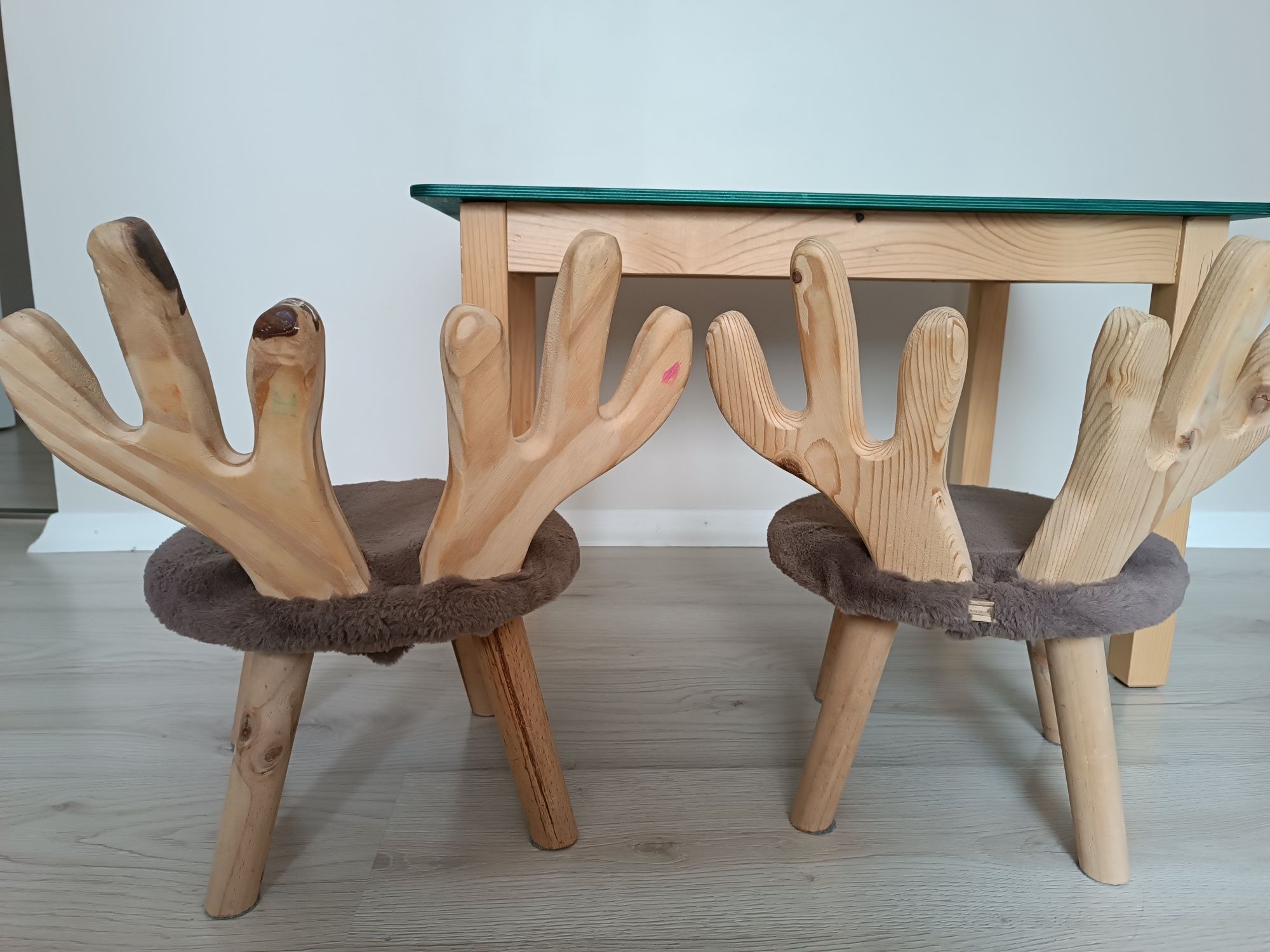 Drewniany stolik dziecięcy z krzesełkami