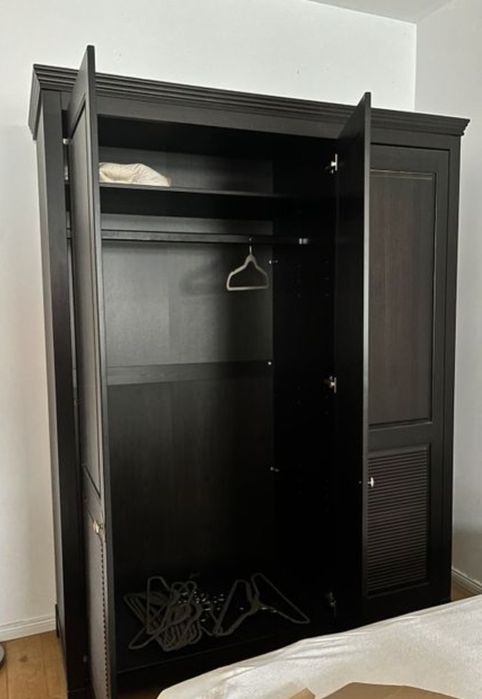 Drewniana sosnowa szafa z frezowaniem 160x195 cm - czarnobrąz (wenge)