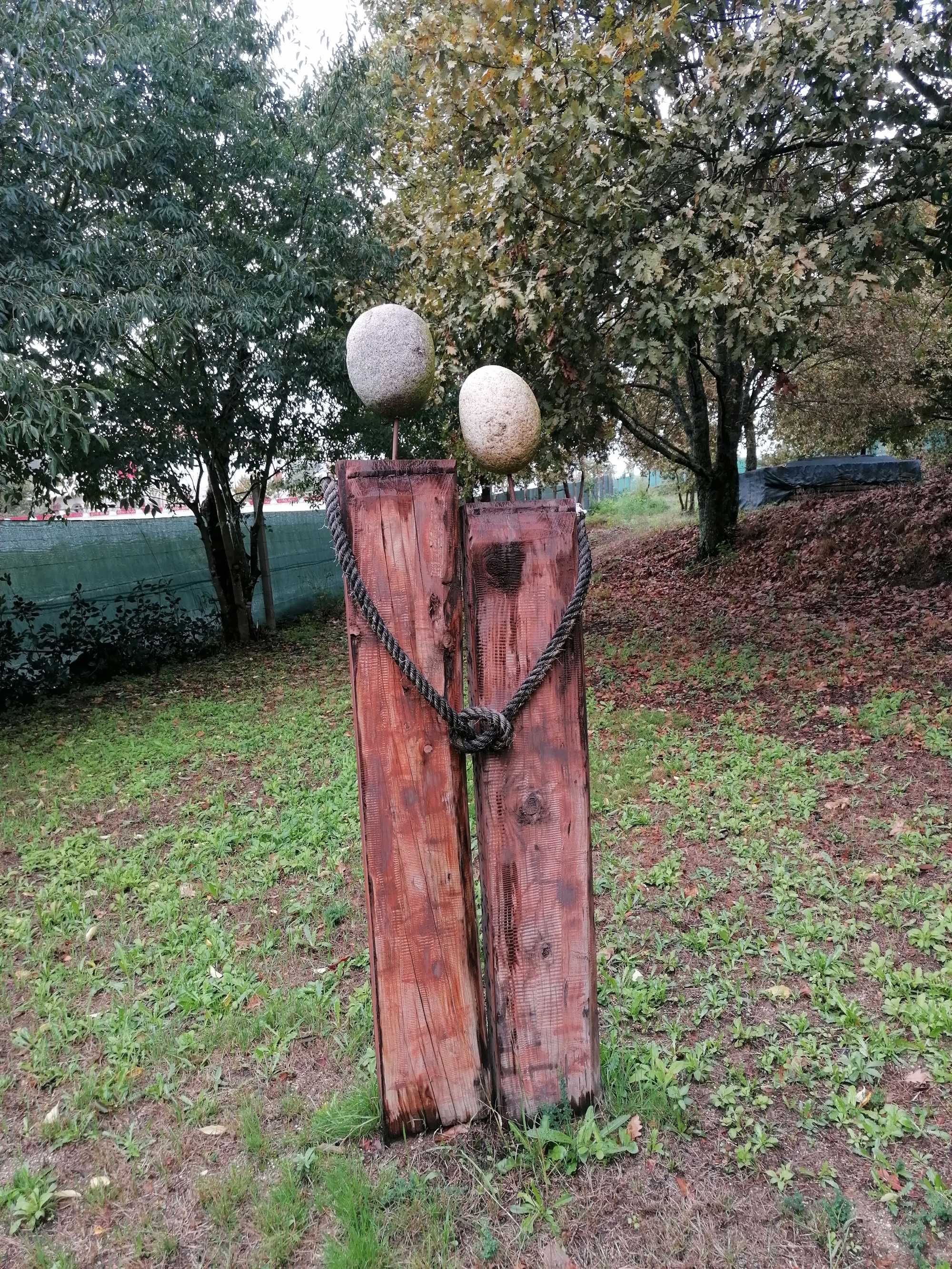 Escultura em madeira e pedra