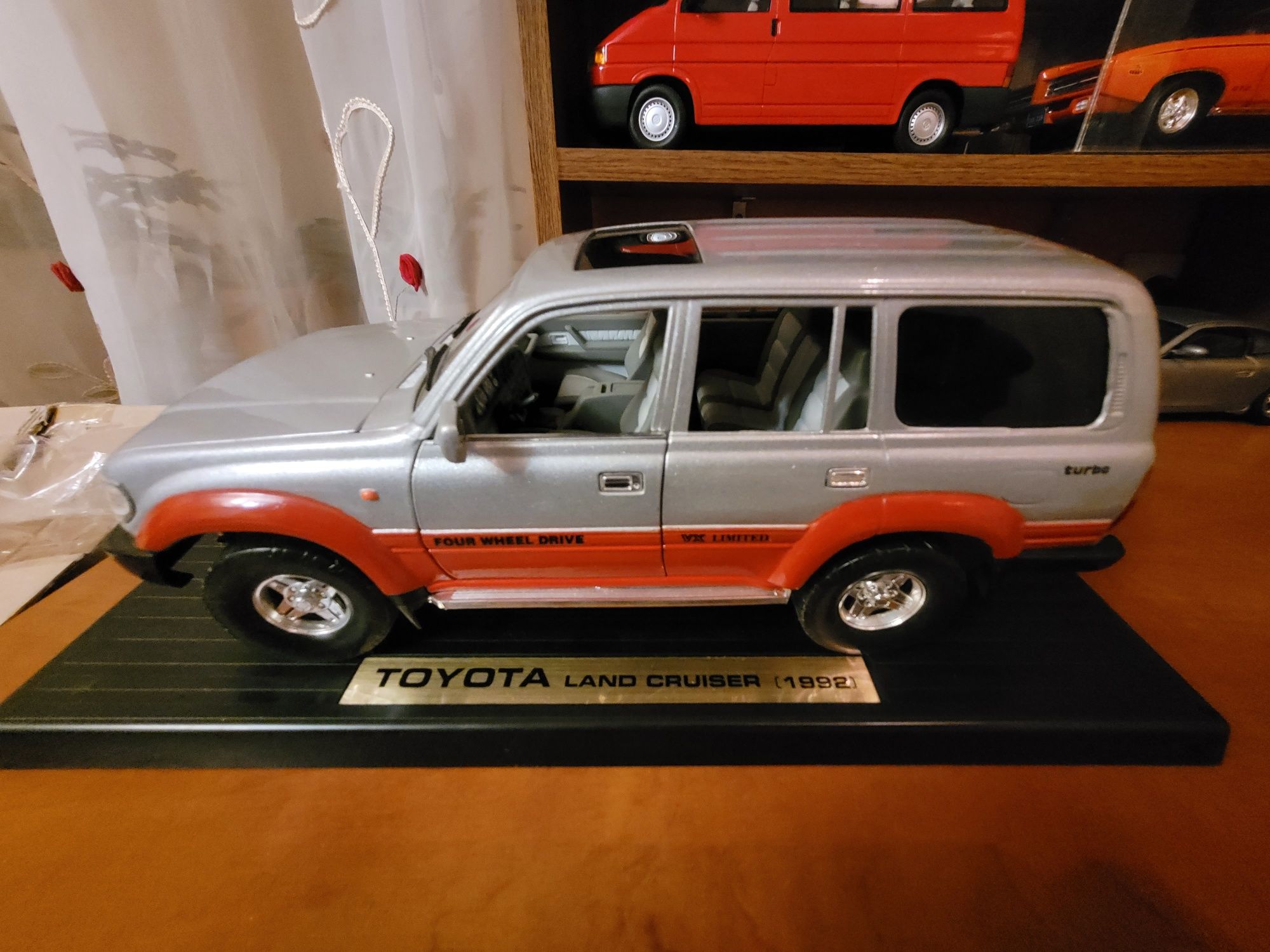 Model Toyota Land Cruiser, skala 1/18, Road Though