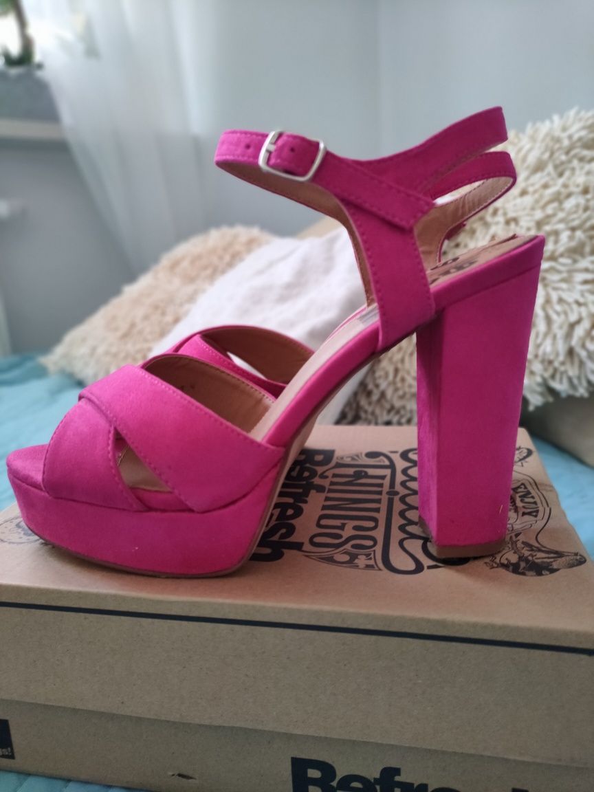 Buty na koturnie