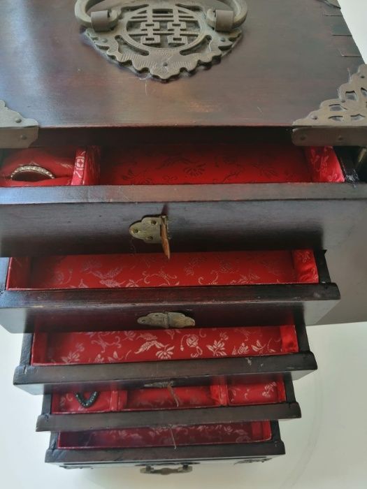 Guarda jóias Antigo em madeira maciça e madre pérola