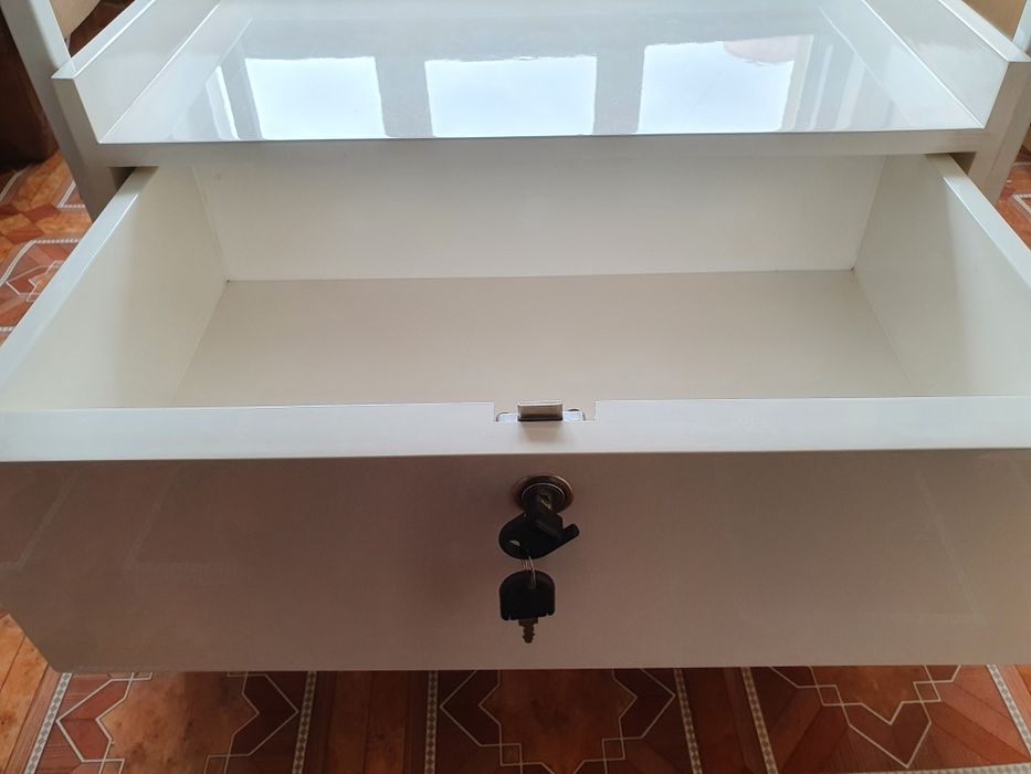 Надійний косметологічний столик тележка з МДФ з отворами під лампу