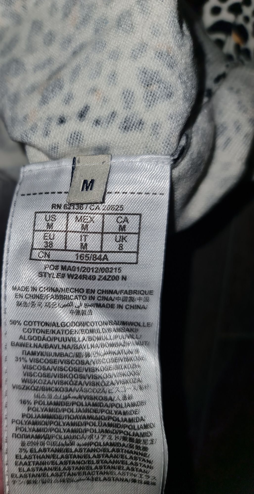 Guess oryginalny sweterek