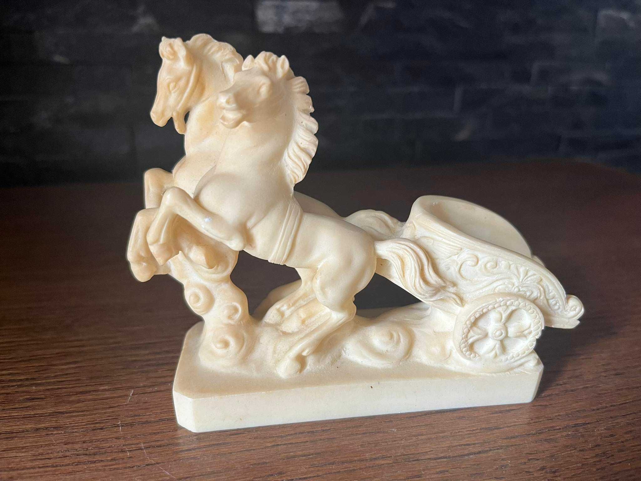 Rydwan konie koń figurka alabaster 10x12 cm