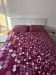 Cama casal com 2 mesas de cabeceira