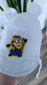 Biała czapka minionki sznurowana daszek