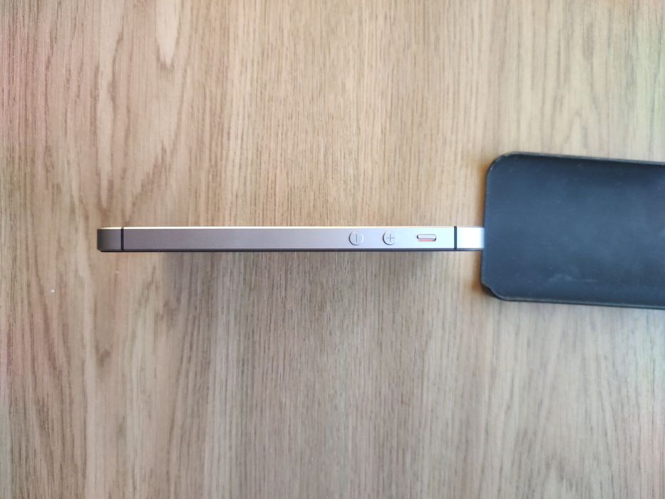 Apple iphone se 64 gb. В гарному стані