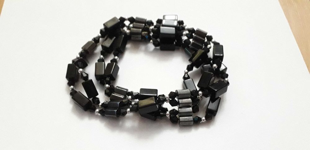 Nowy naszyjnik magnetyczny z czarnymi kamieniami Bijoux