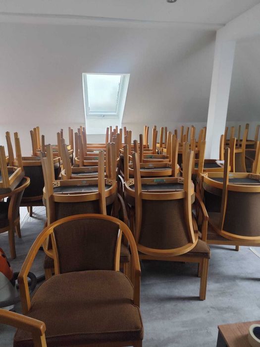 Krzesła drewniane, tapicerowane – 50 sztuk, stan bardzo dobry!