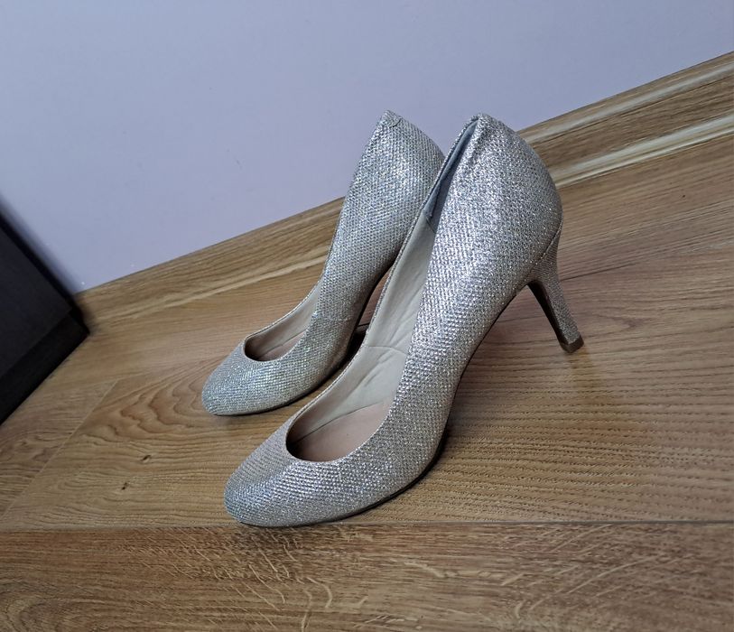 Женские нарядные блестящие туфли на каблуке