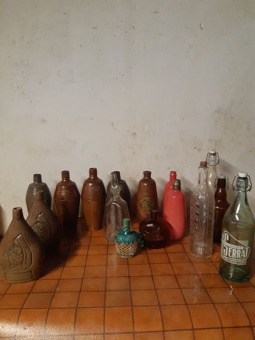 Barias garrafas antigas