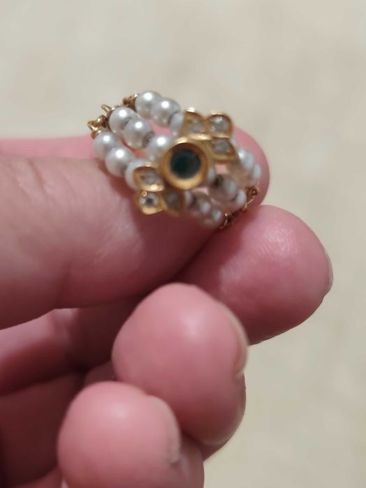 Anel em ouro com brilhantes, pérolas e esmeralda