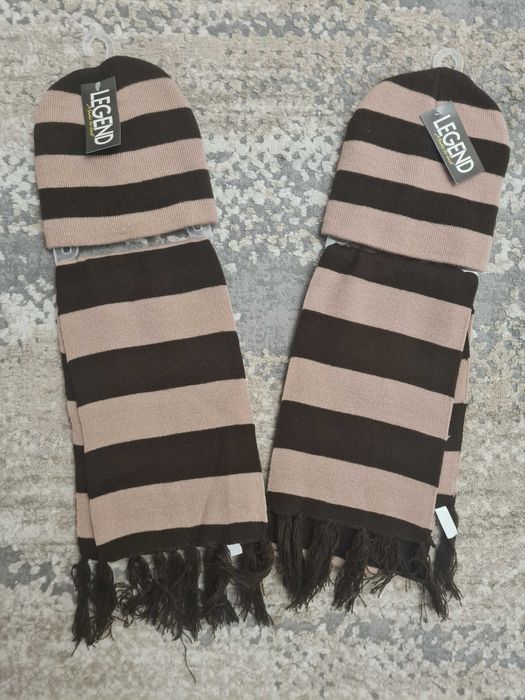 Шапка з шарфом в полоску