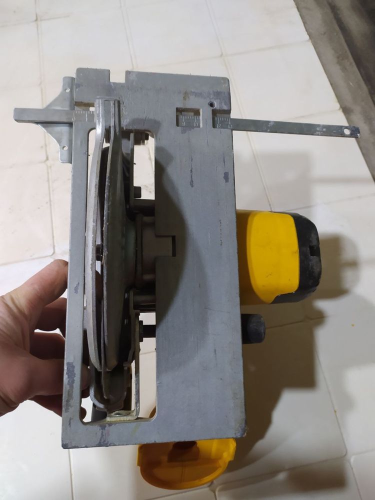 Дискова пила DeWalt DC390