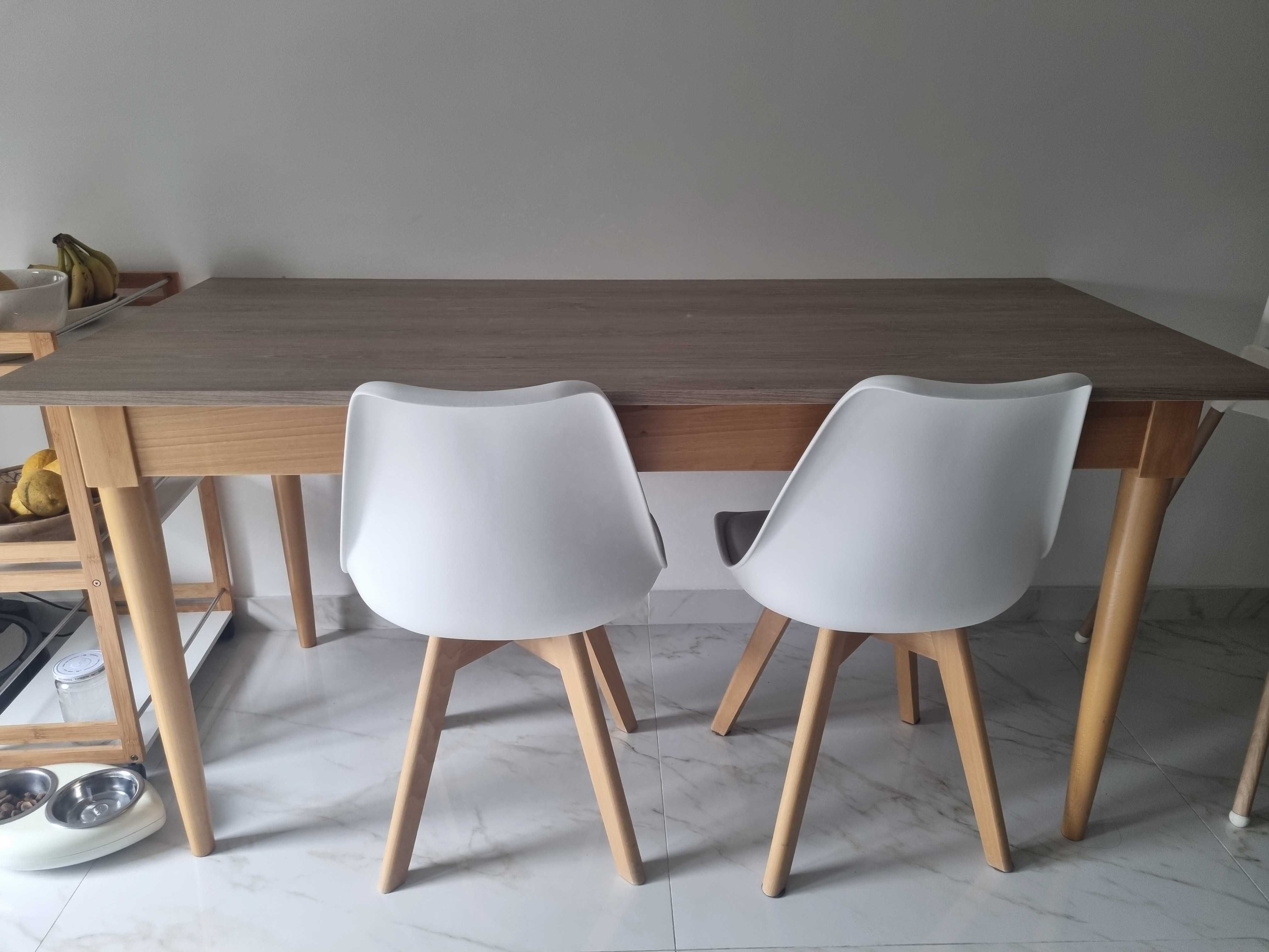 Mesa com pés de madeira