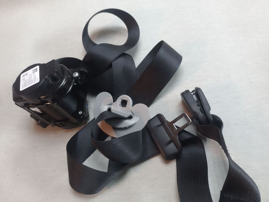 Тесла, ремінь безпеки