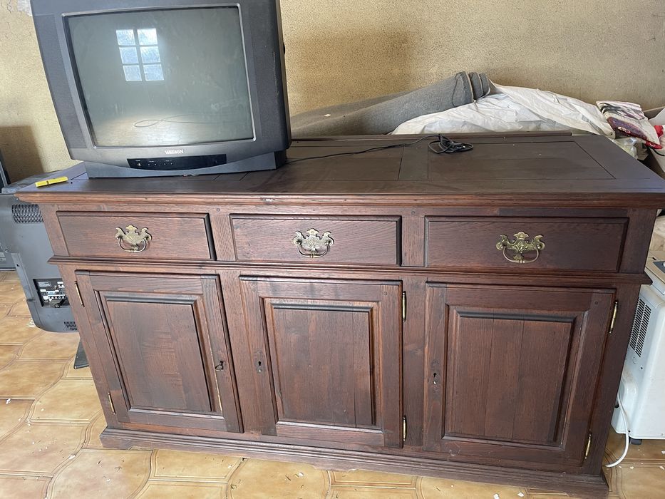Aparador e mesa de sala jantar