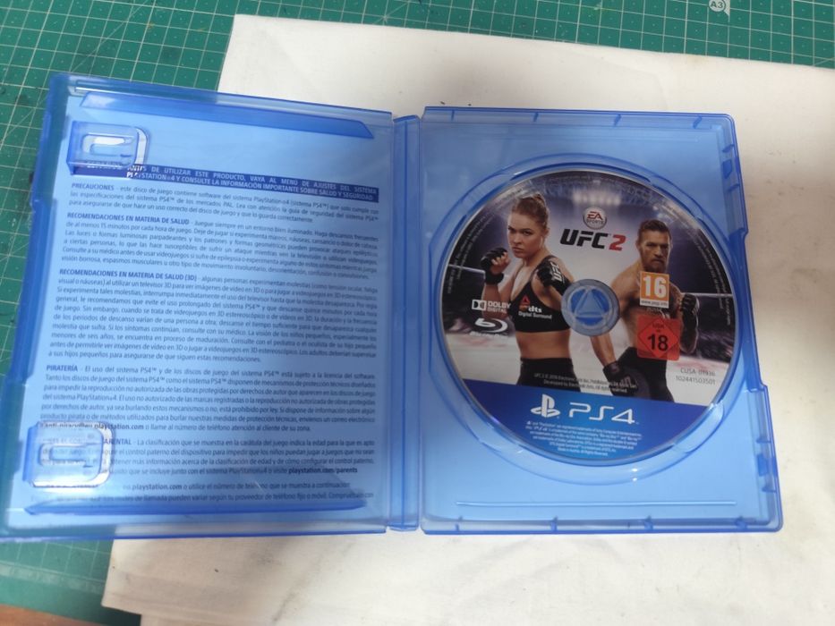 PlayStation luz e jogo UFC 2