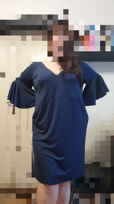 Elegancka granatowa sukienka z falbanką 52 24 plus size