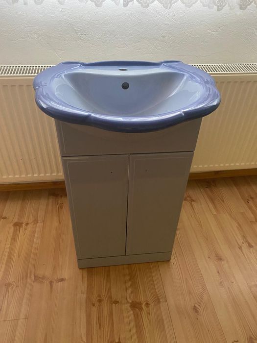 Sedes oraz umywalka z szafką