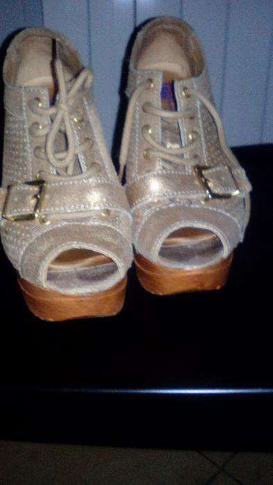 Sapatos abertos à frente com muito pouco uso