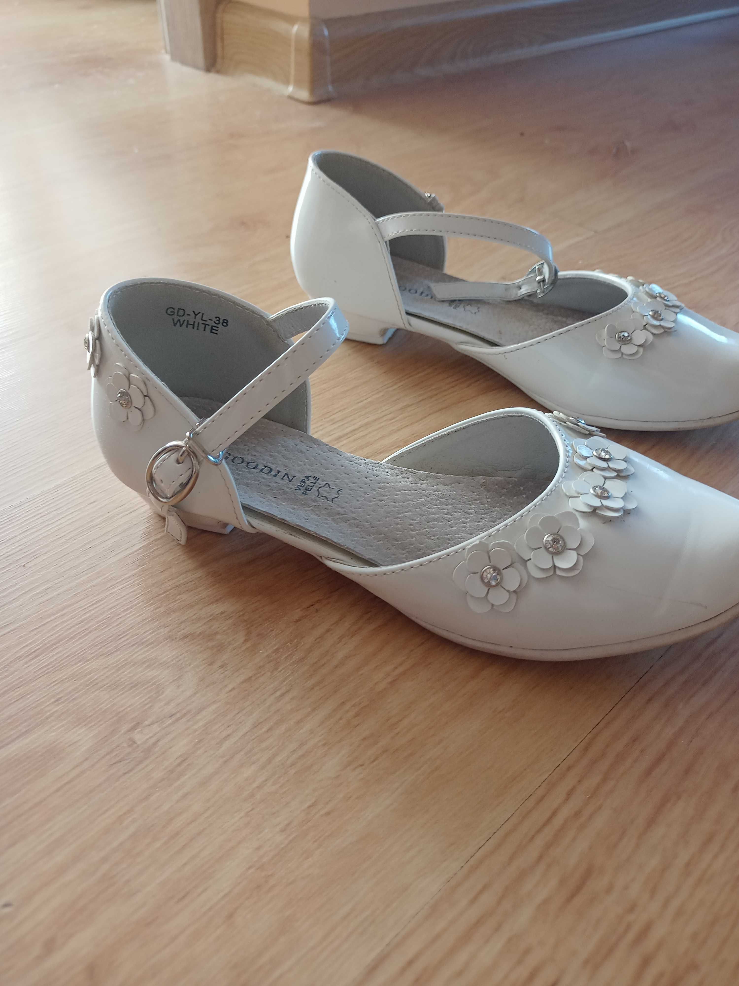 Białe buty dla dziewczynki