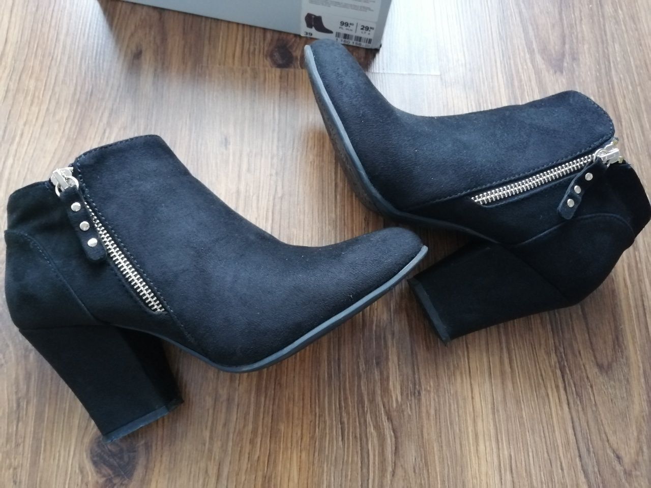 Czarne zamszowe botki na obcasie ze złotym zamkiem Deichmann r. 39