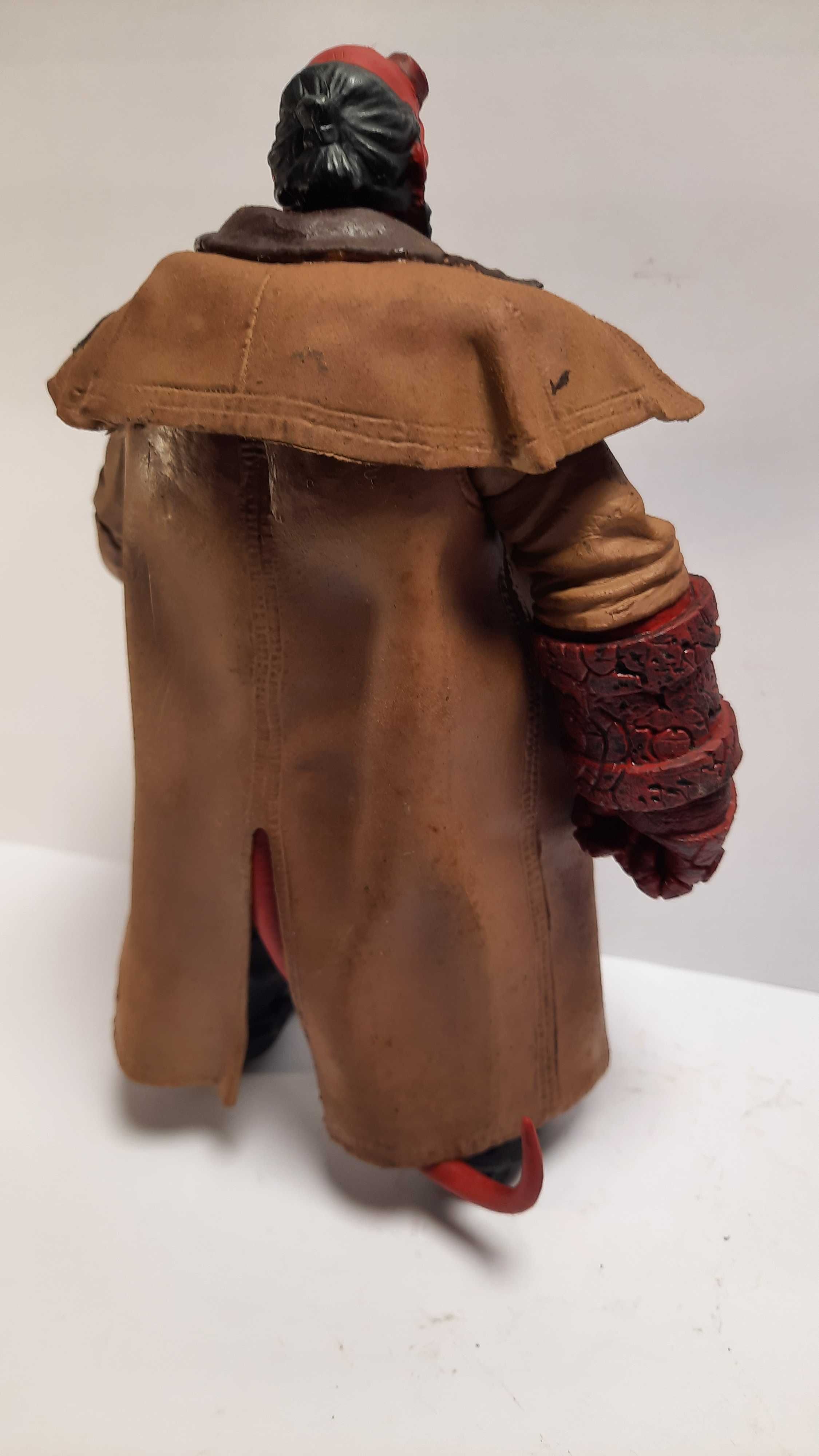 Figura articulada Hellboy da série Hellboy II da mezco