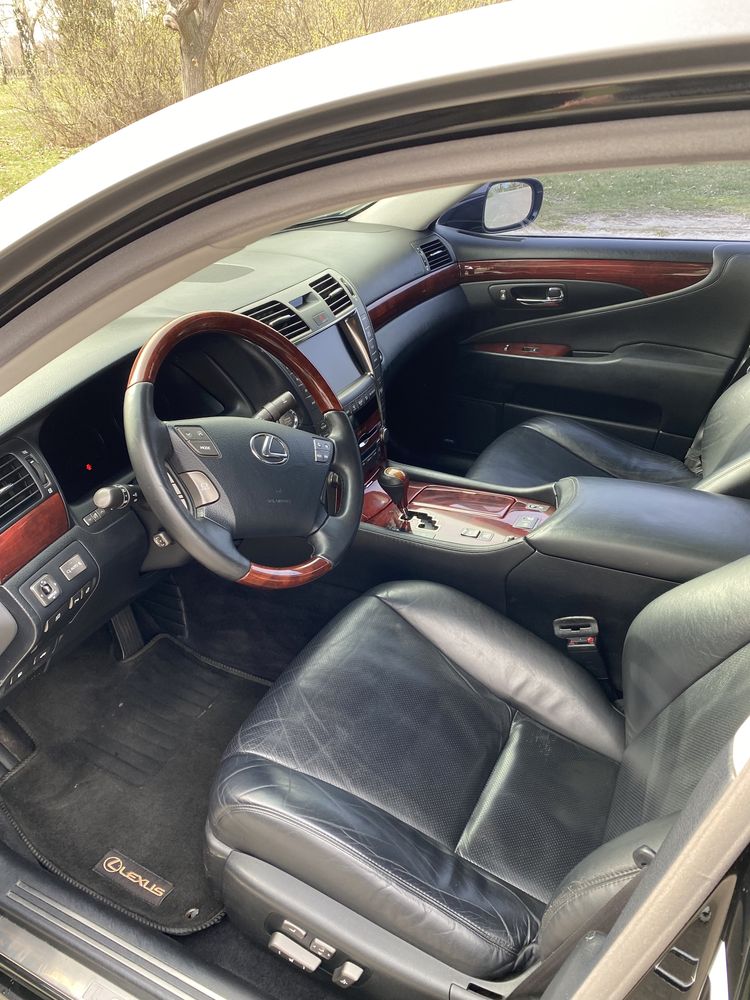 У продажу Lexus ls 460