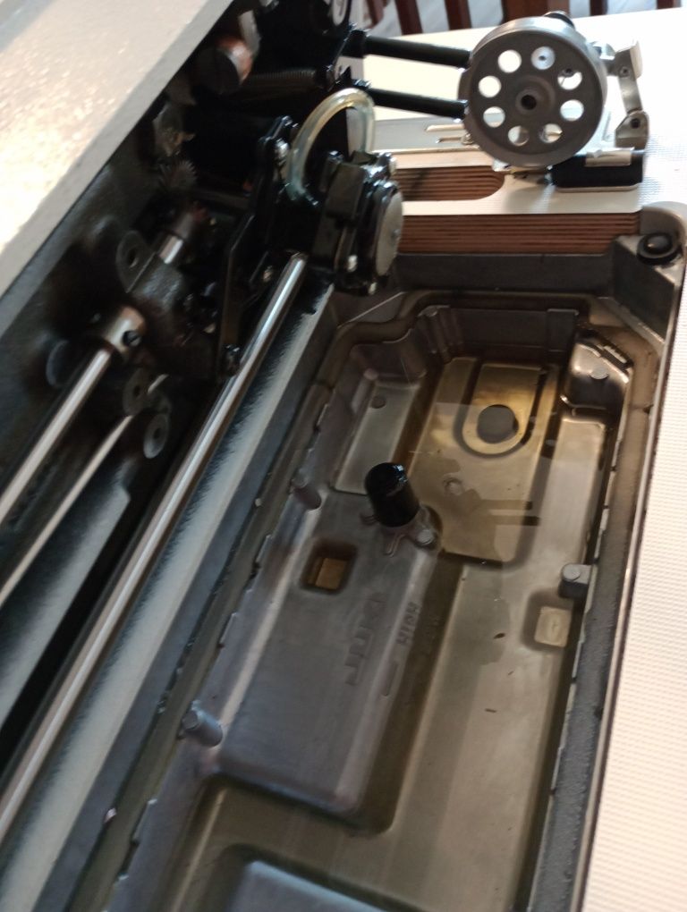 sprzedam przemysłową Maszynę do szycia juki DDL-8100e