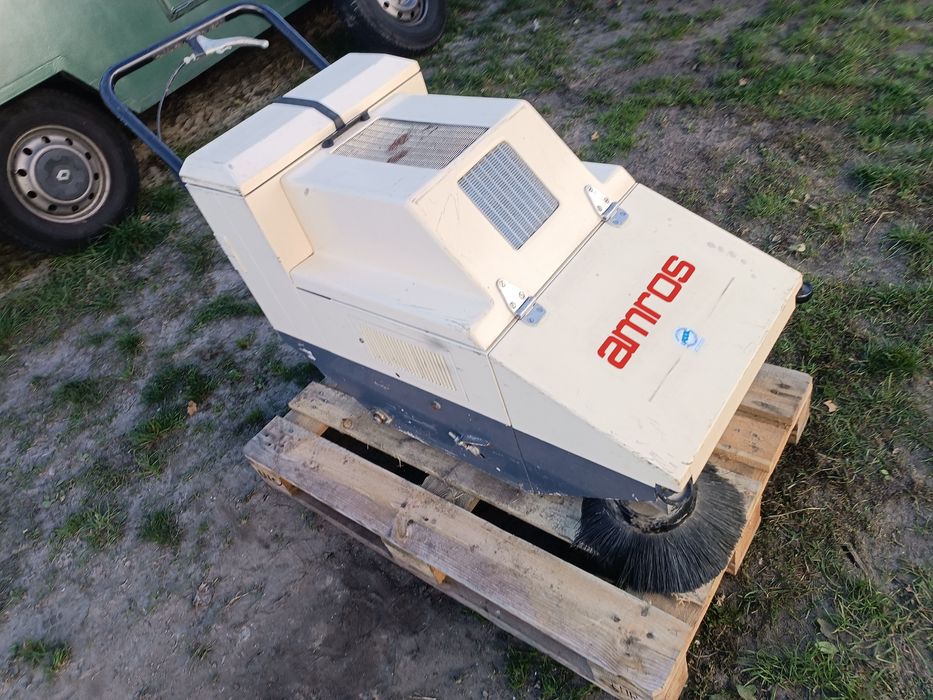 Zamiatarka spalinowa samojezdna zbierająca  amros nie Karcher